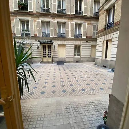 Architect Near Arc De Triomphe In 16th District Paris